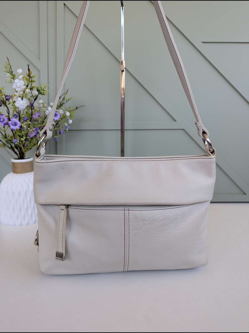 Tignanello Pale Beige Leather Shoulder Bag with Front Zip Pocket - Picture 4 of 13